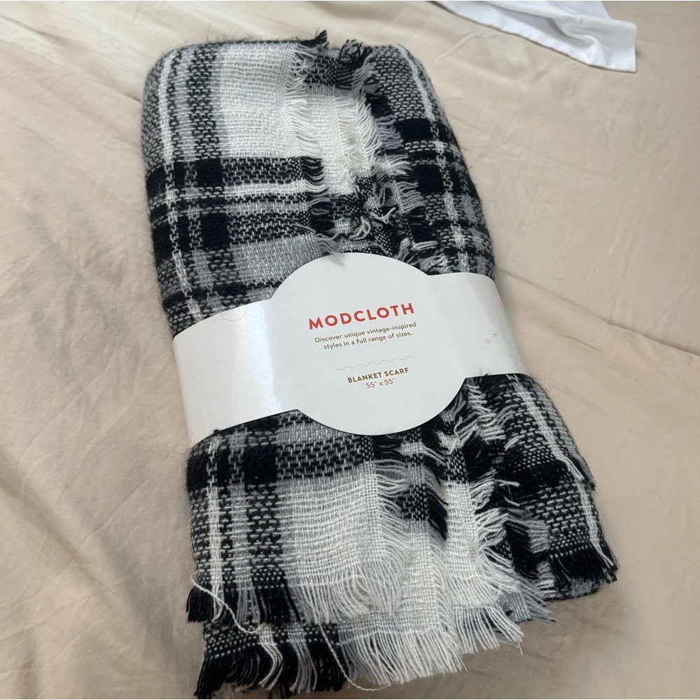 ModCloth black and white Plaid Blanket Scarf NWT
